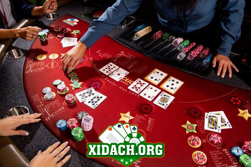 Tìm hiểu về cách chơi poker hand và chiến thuật giành chiến thắng